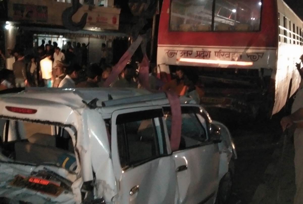 truck hits a car in lucknow