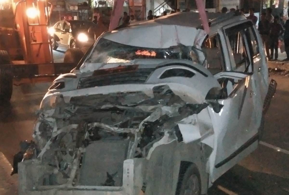truck hits a car in lucknow