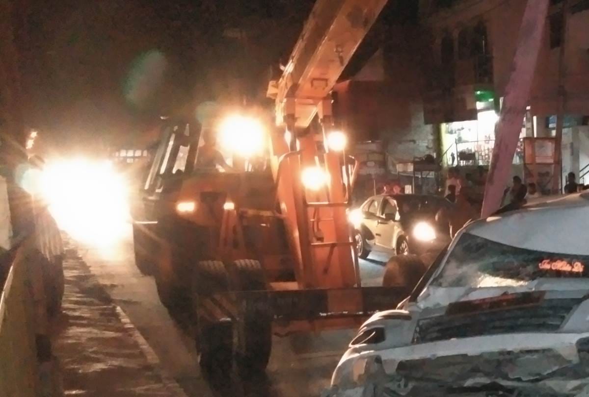truck hits a car in lucknow