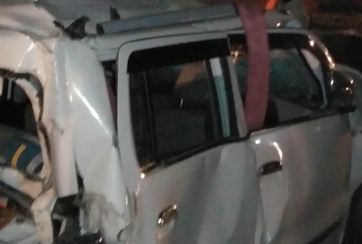 truck hits a car in lucknow