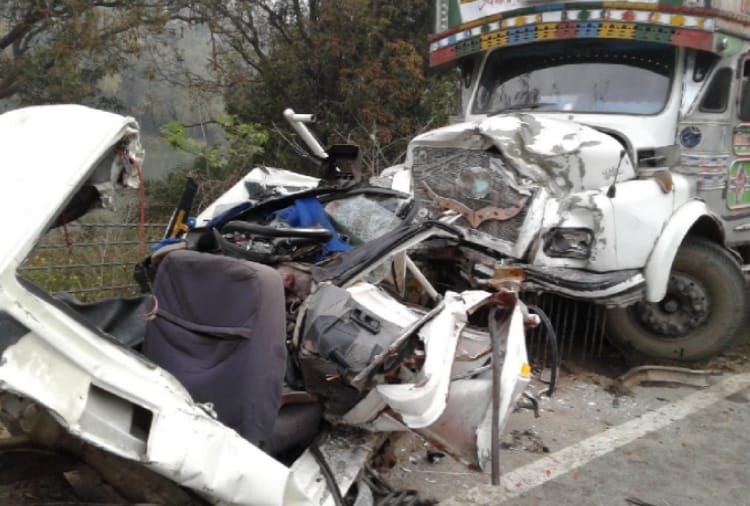 three people died and two injured in jeep collide with a truck