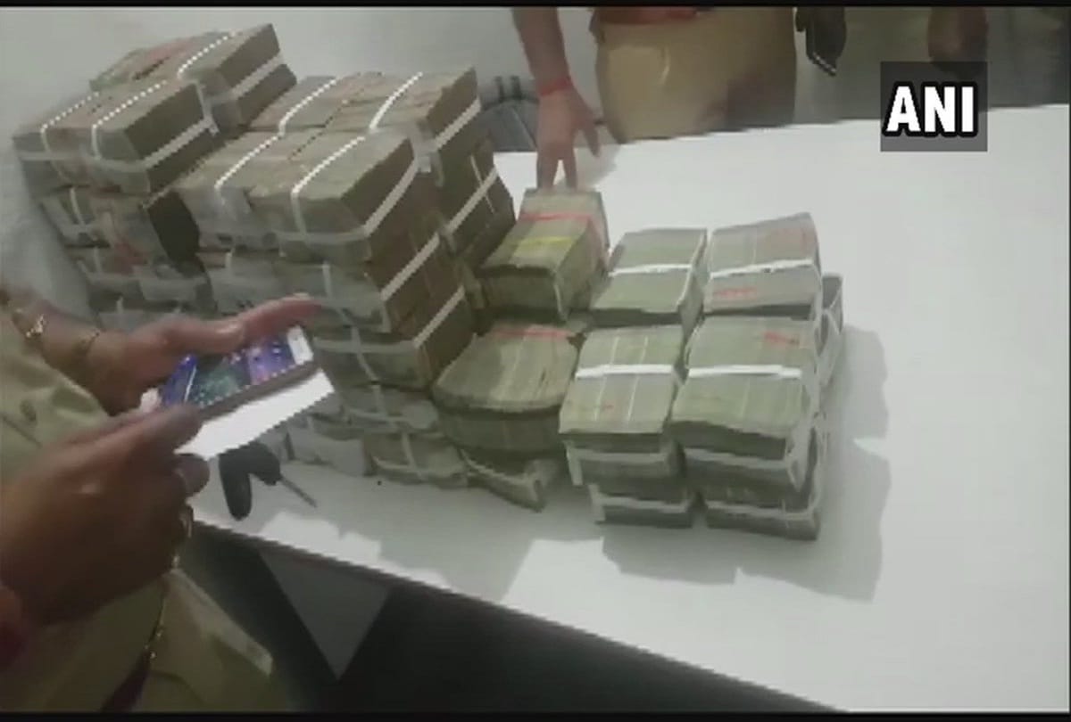 one crore rupees caught in Bulandshahar case handed over to Income Tax Department