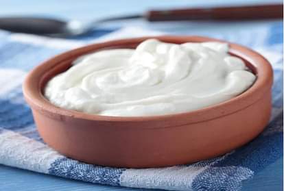apply curd with mustard oil to get rid of dandruff and itchy scalp