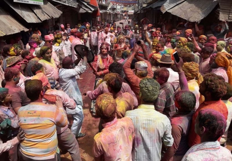 जमकर उड़ा गुलाल, हर पथ हुआ भक्तिमय