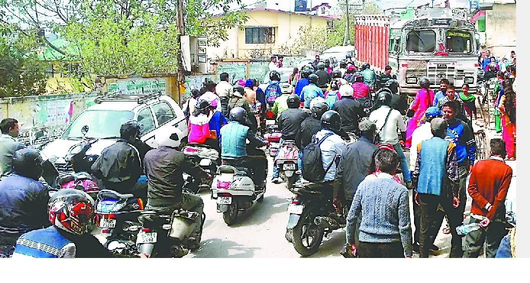 baink rod par kaee baar laga jaam