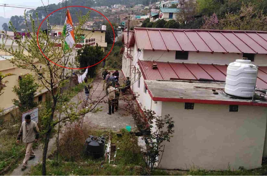 Lok sabha elections 2019 congress flag on bjp leader house roof in pauri