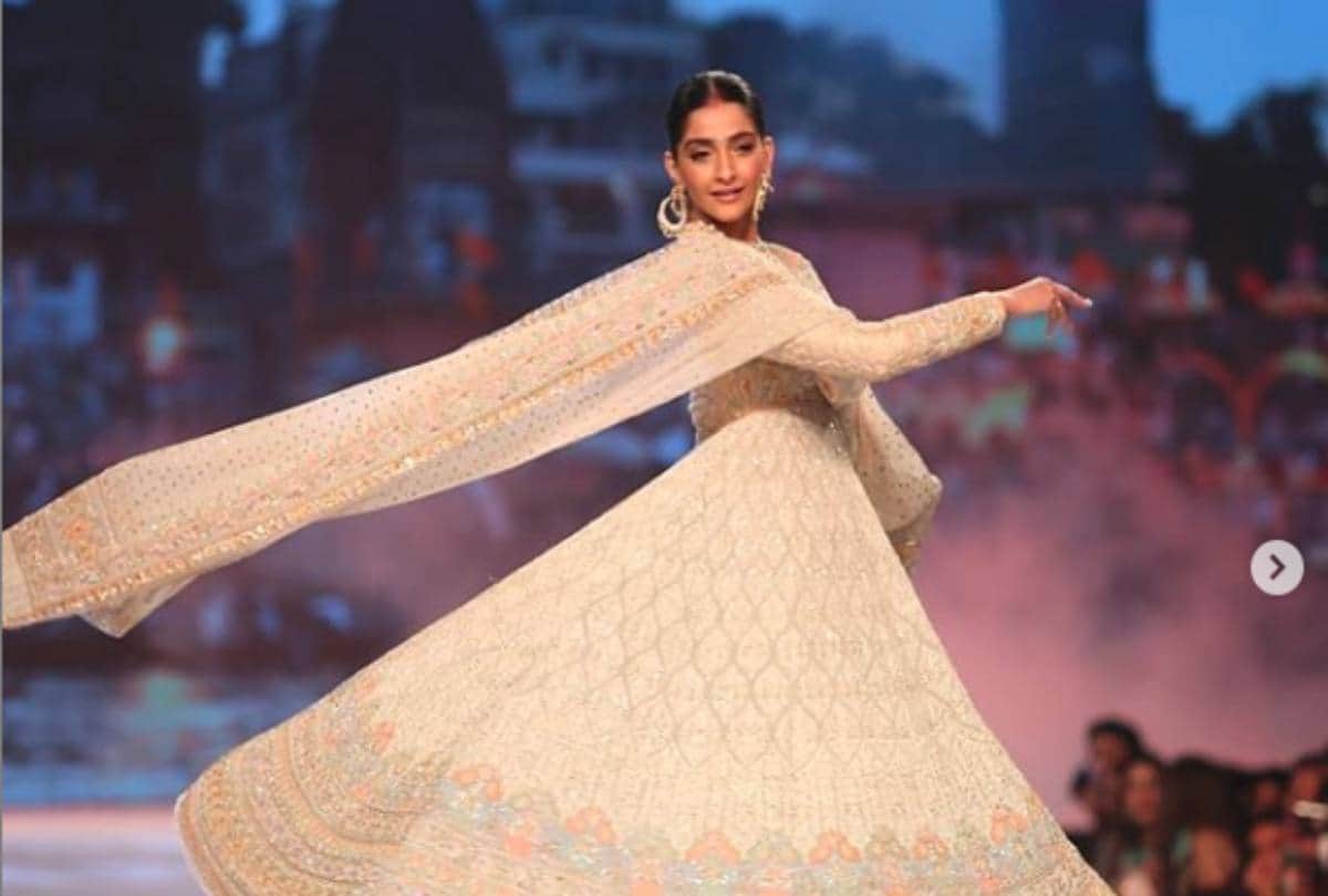 sonam kapoor flaunts sindoor and dance on sandeep khosla and abu jani ramp show