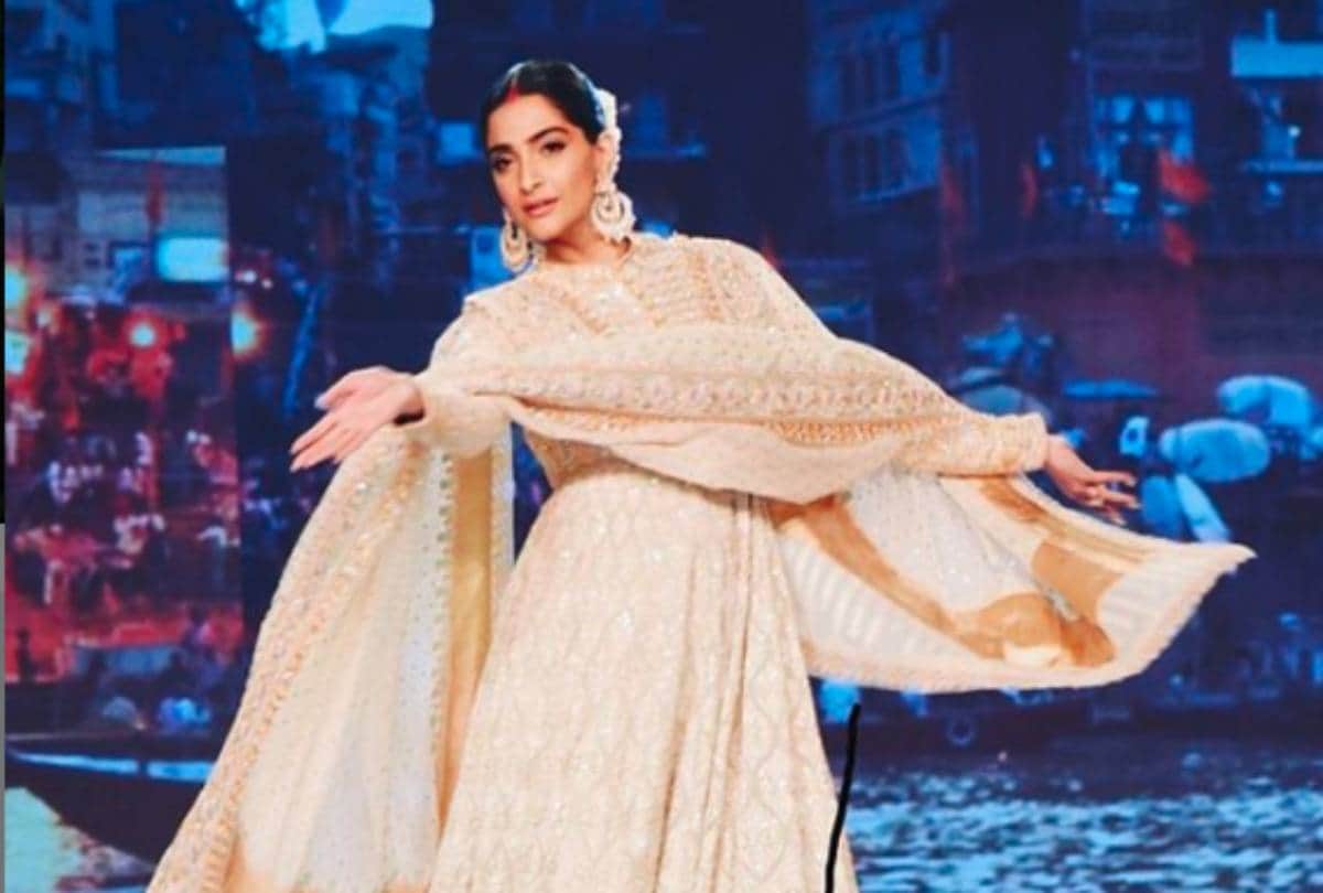 sonam kapoor flaunts sindoor and dance on sandeep khosla and abu jani ramp show