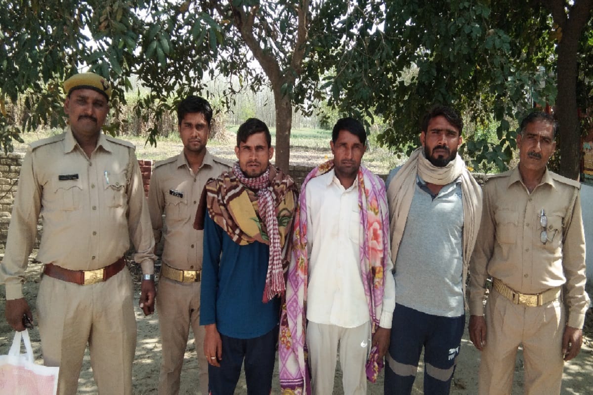Muzaffarnagar, Betting in Indian T 20 league match, and police arrested eight accused in raid