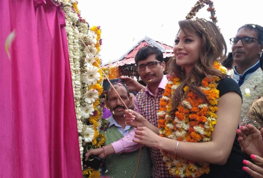 Actress Urvashi Rautela Start save water campaign from her village in uttarakhand 