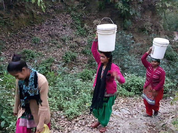 यूपी के सीएम का परिवार और सुरक्षा कर्मी ढो रहे हैं एक किमी. से पानी