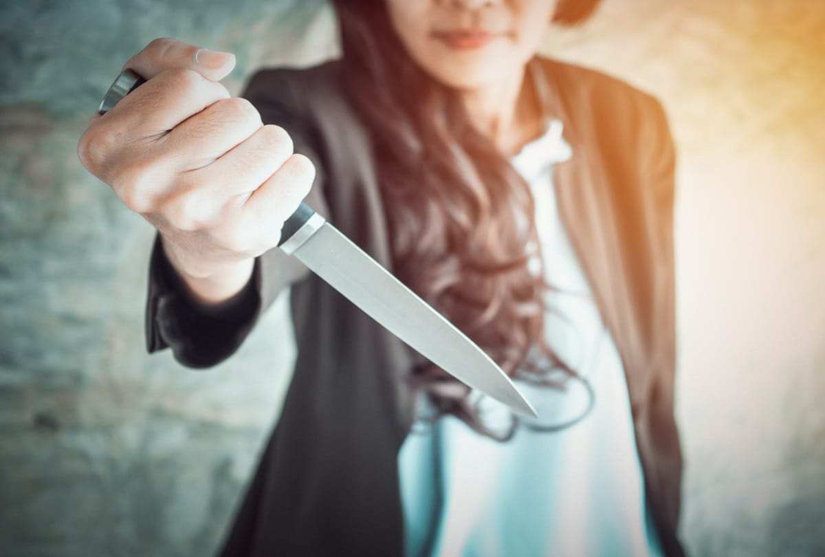 woman attack on her boyfriend after finding him naked in front of 12 year old daughter