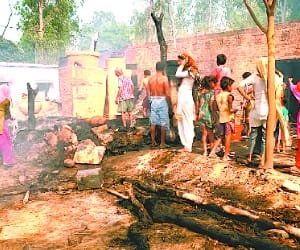 10 house burn in fire