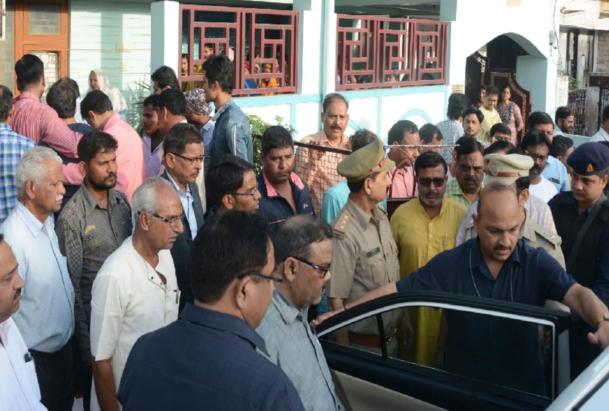 four died when a fire broke out in a bus going from delhi to lucknow.