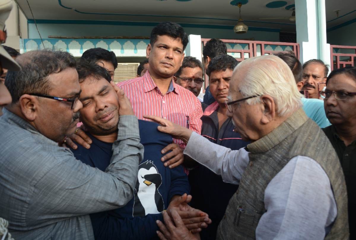 four died when a fire broke out in a bus going from delhi to lucknow.