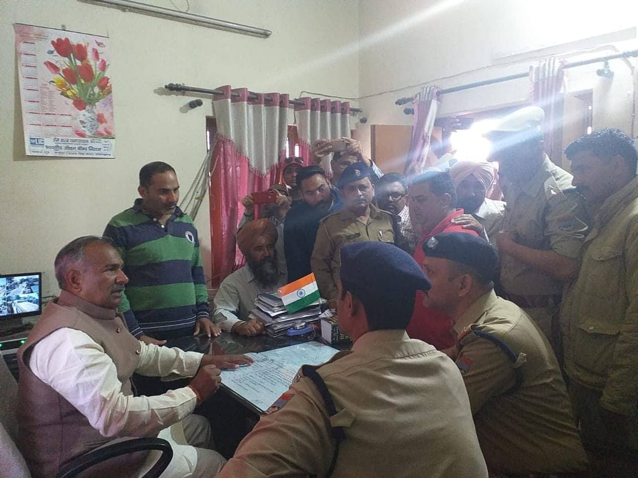 In front of Education Minister crowd shouted with police officer search for accused