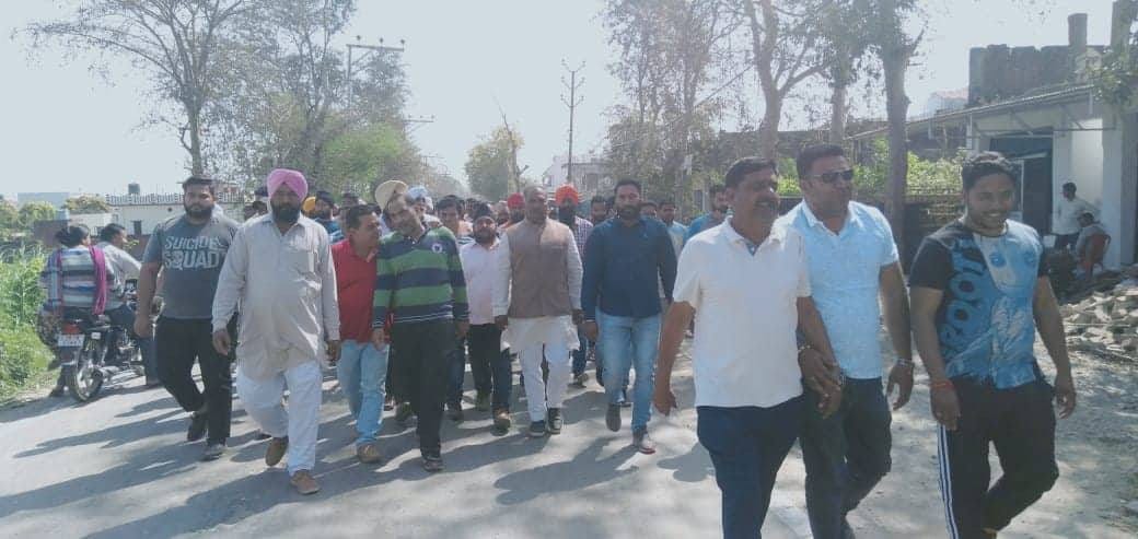 In front of Education Minister crowd shouted with police officer