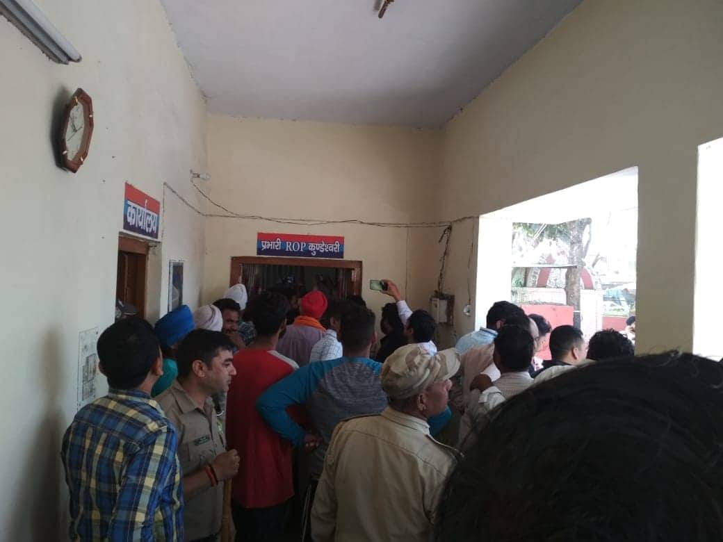In front of Education Minister crowd shouted with police officer