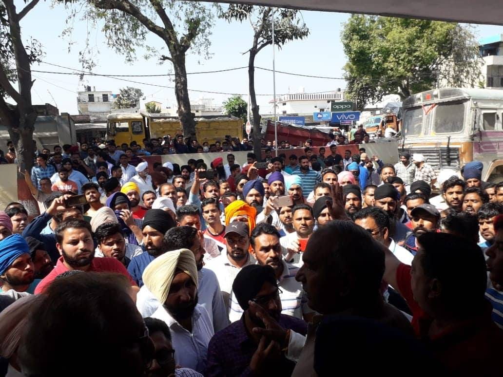 In front of Education Minister crowd shouted with police officer