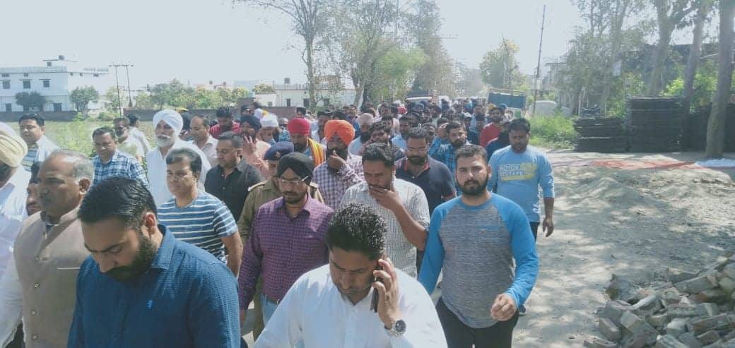 In front of Education Minister crowd shouted with police officer