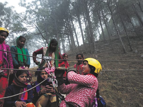 प्रतापनगर और भिलंगना में दी आपदा की जानकारी