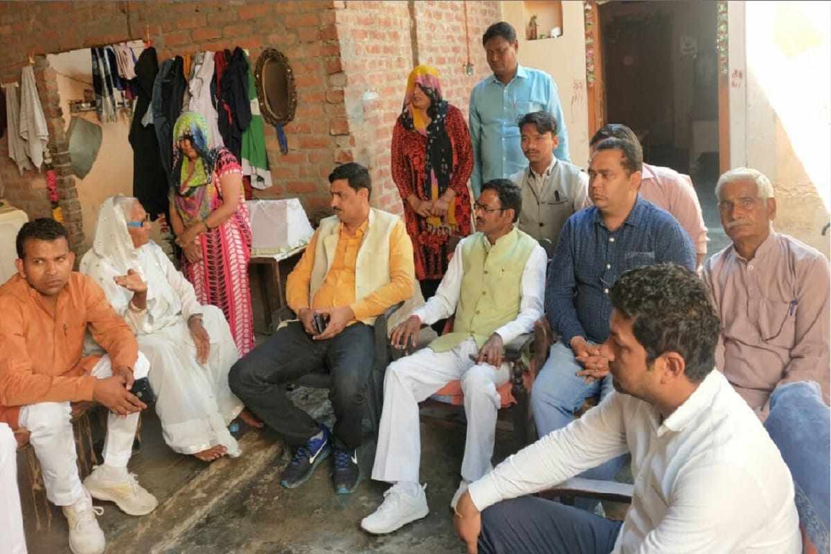 आंधी पीड़ित परिवारों को मरहम लगाने पहुंचे प्रभारी मंत्री