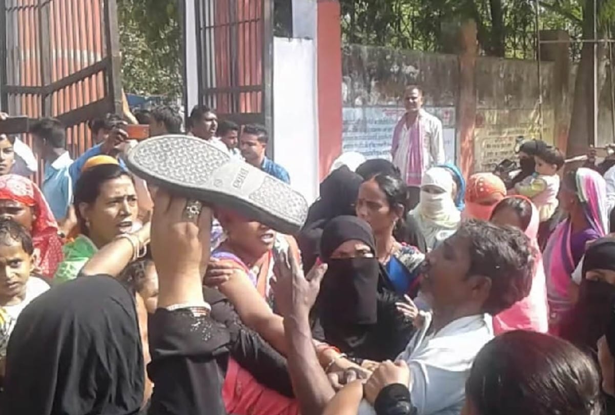 womens beat chowkidar by slippers in padrauna