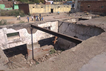 four children injured after government school roof collapses in Fatehpur Sikri