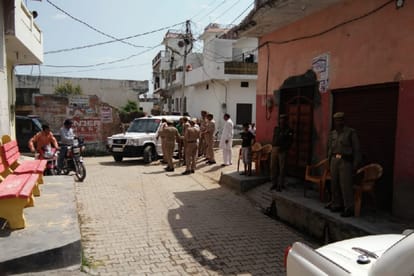 गांव में तनाव के देखते हुए तैनात पुलिस फोर्स