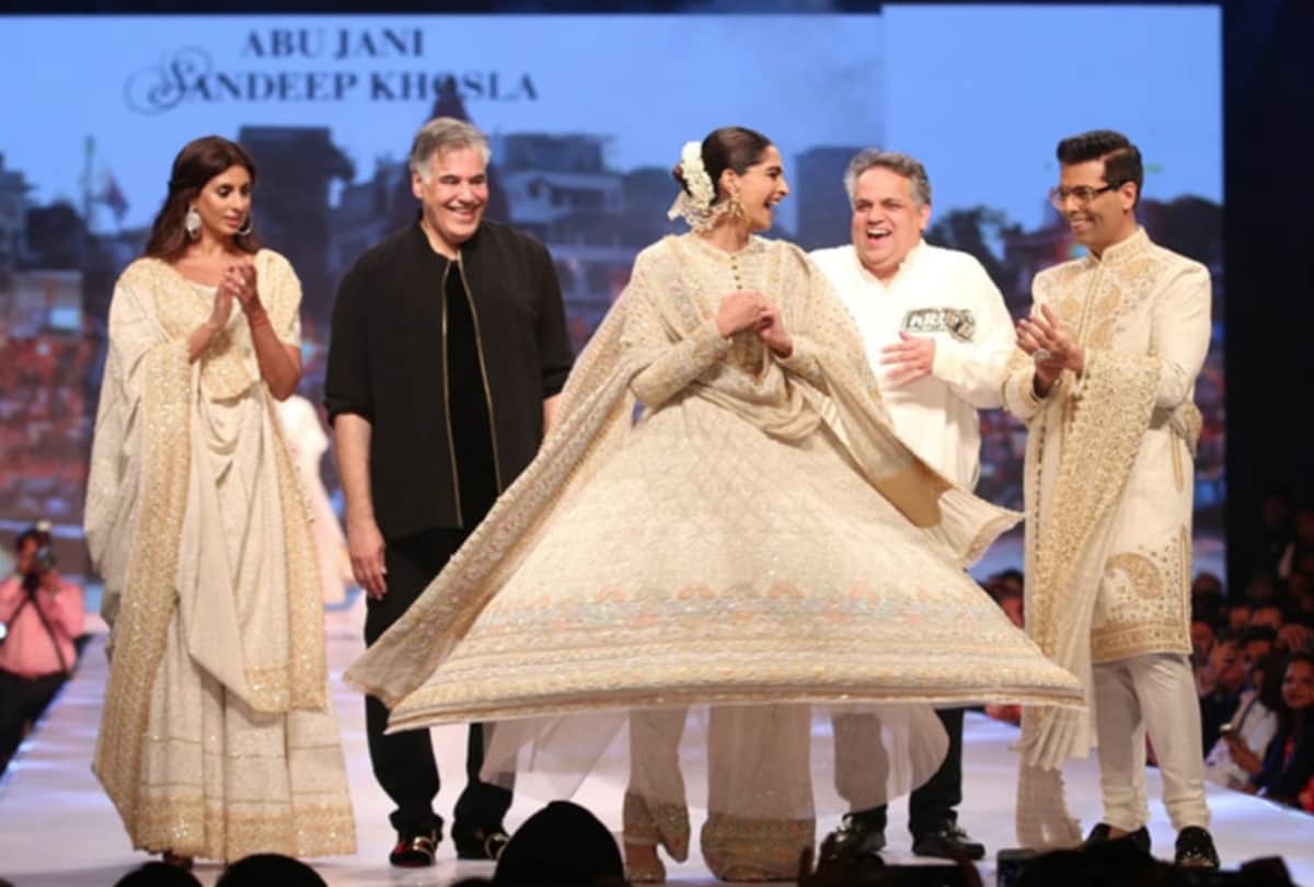Shweta Bachchan Nanda Becomes Showstopper For Abu Jani and Sandeep Khosla