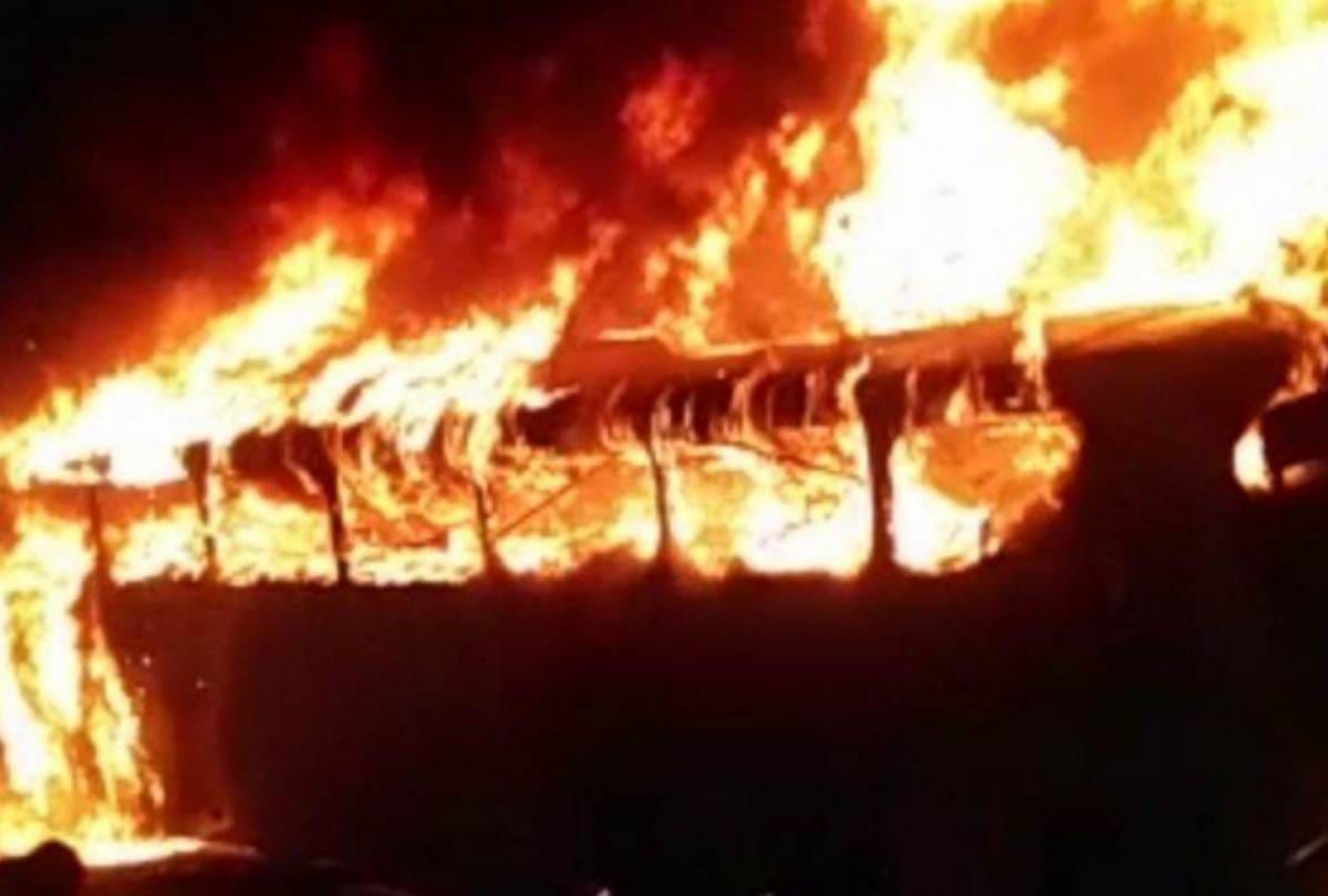 eye witness told the story of agra express-way bus accident