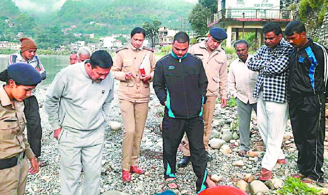 Sipahi's wife found dead in Saryu coast