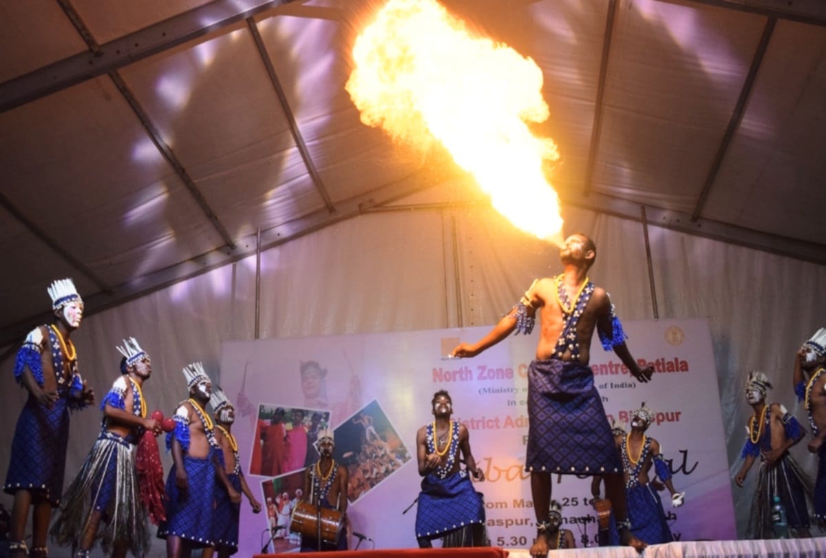 audience mesmerized by the dance of African tribe Siddhi in bilaspur himachal