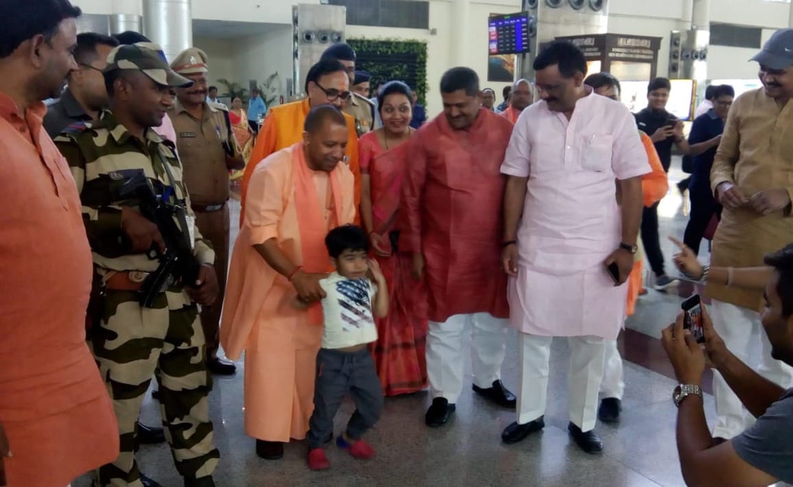 Yogi adityanath stop hear child voice at varanasi airport for loksabha election 2019