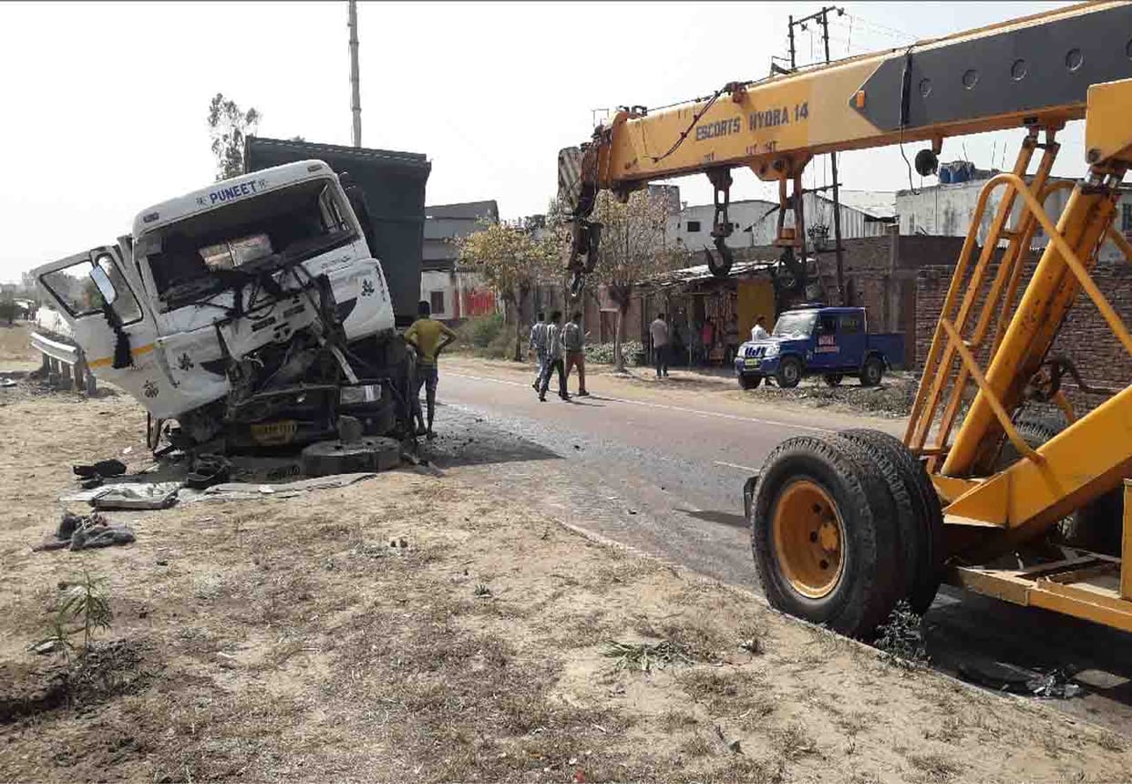 Dumper uncontrolled by tire burst in unnao