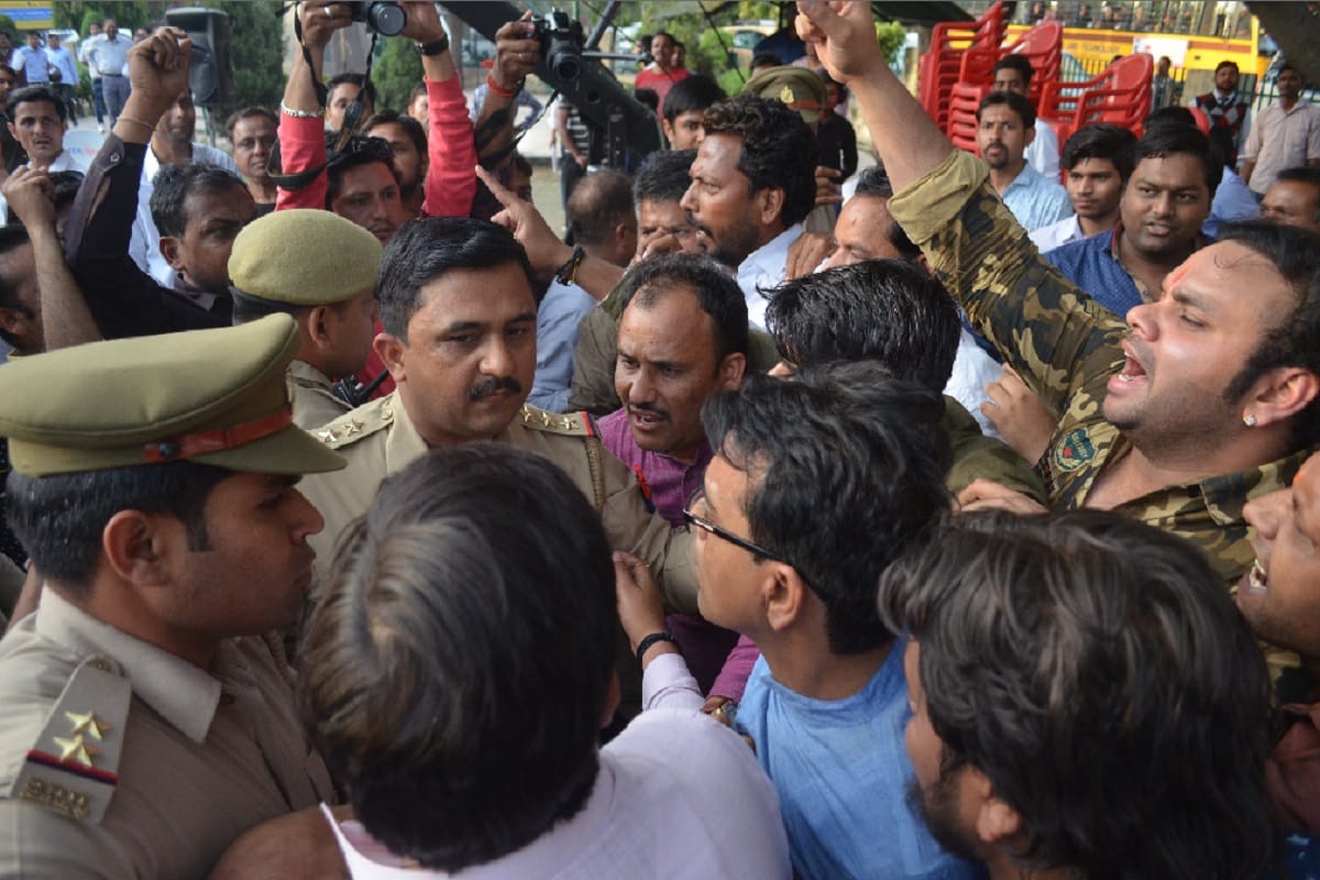 The fight between the supporters of BJP, SP and Congrees in TV debate at Meerut