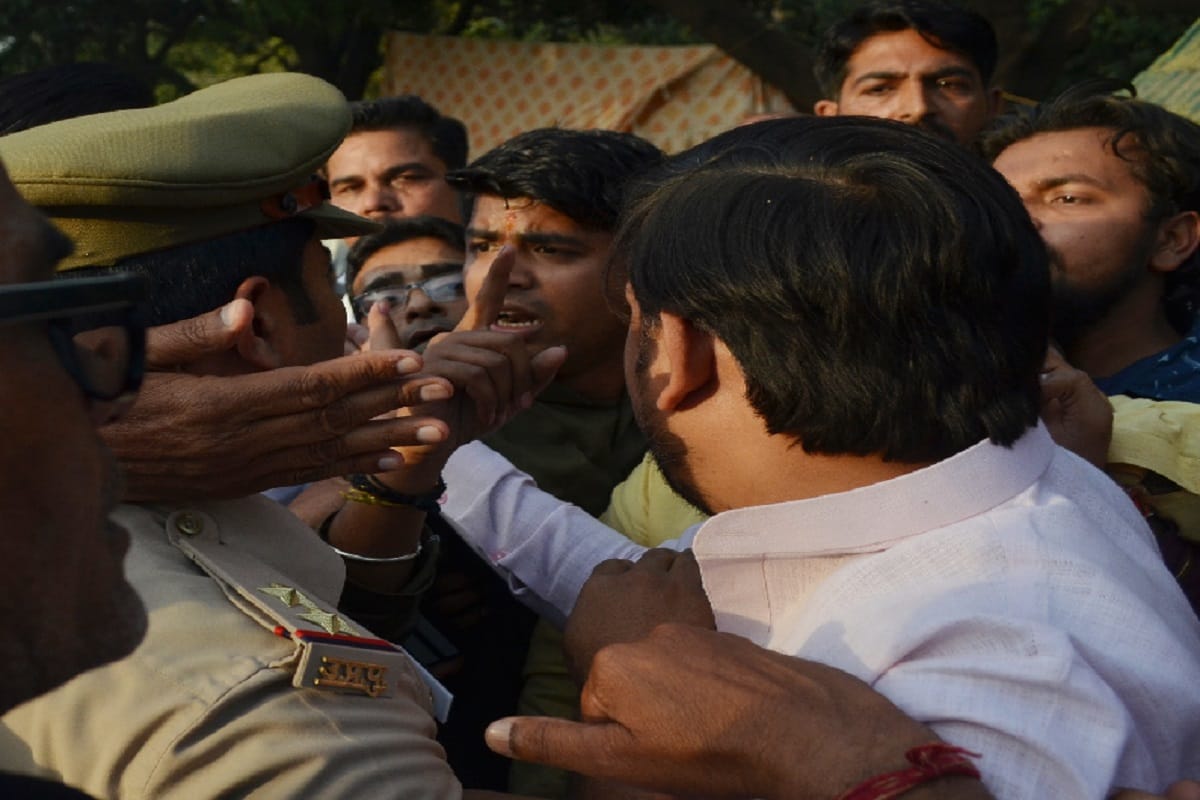 The fight between the supporters of BJP, SP and Congrees in TV debate at Meerut