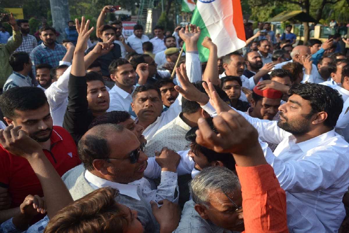 The fight between the supporters of BJP, SP and Congrees in TV debate at Meerut