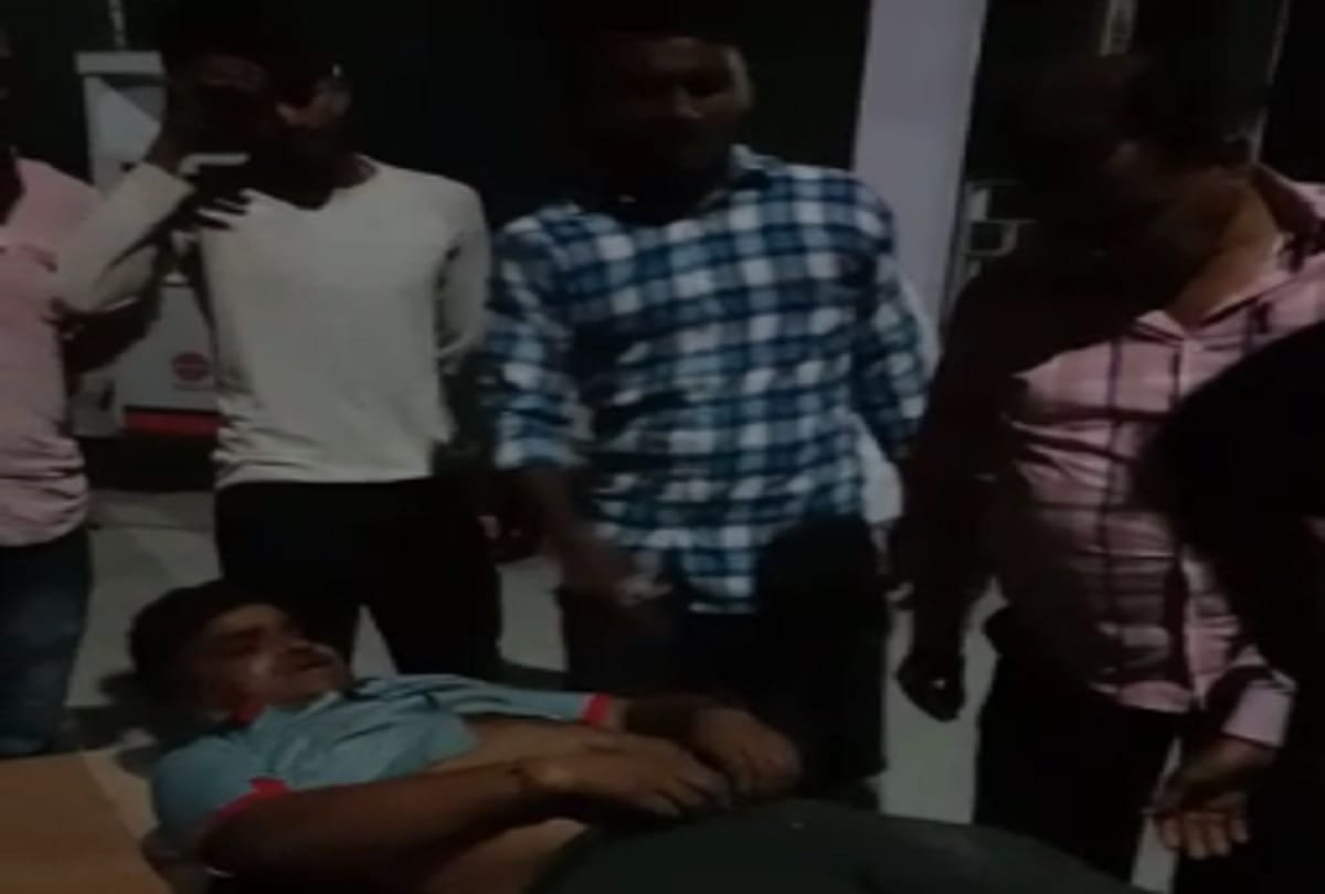 firing on petrol pamp in gorakhpur