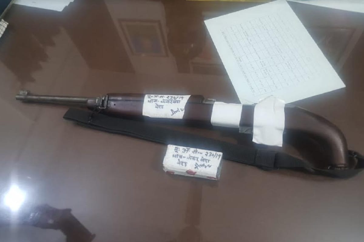 Meerut police arrested of two crooks and a carbine gun was recovered
