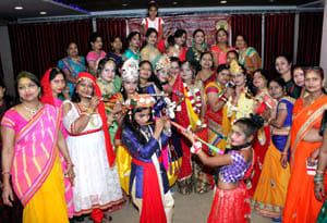 radhya kirshn ke swarupo sang kheli holi