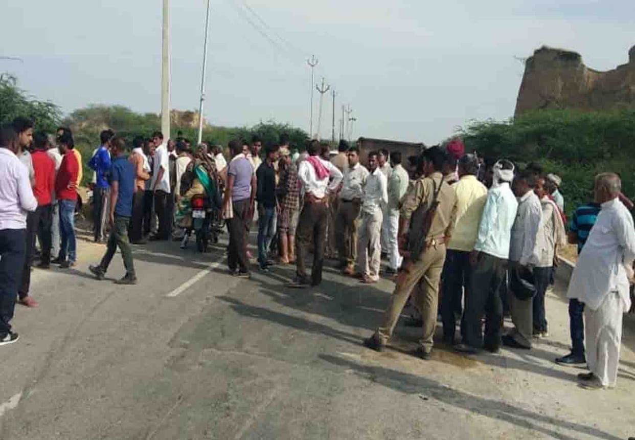 road accident in Etawah, two people died and 13 injured