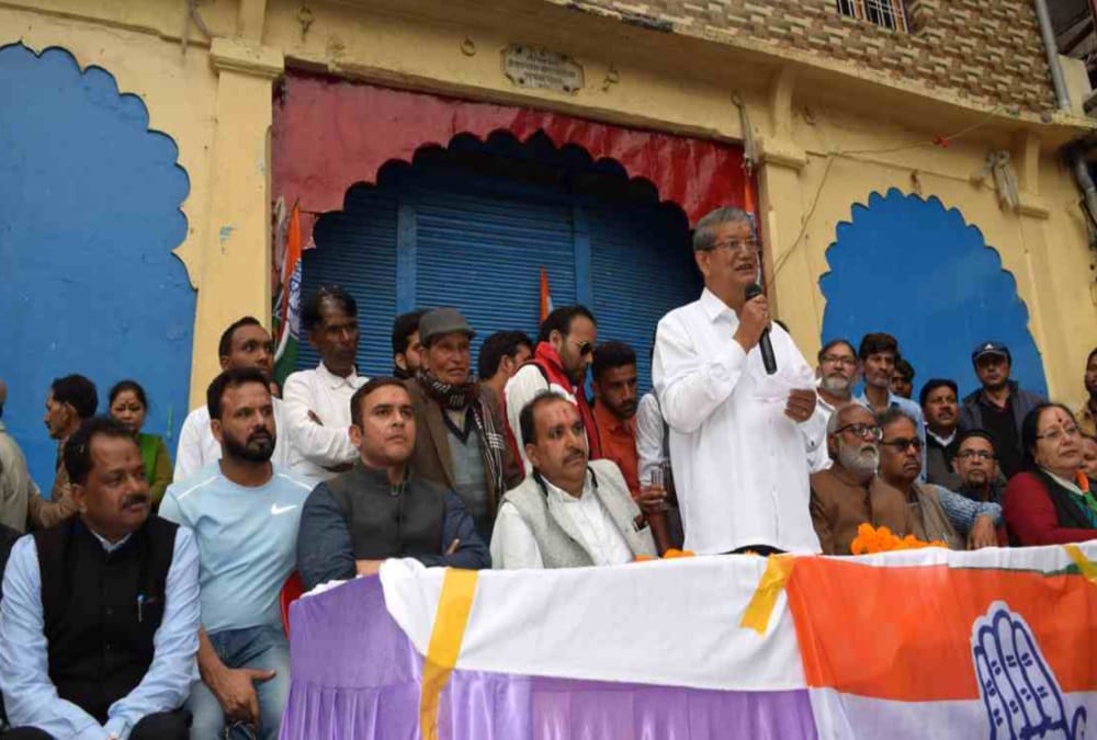 Lok sabha elections 2019 congress candidate harish rawat play carrom during road show