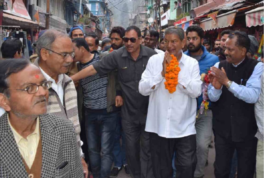 Lok sabha elections 2019 congress candidate harish rawat play carrom during road show