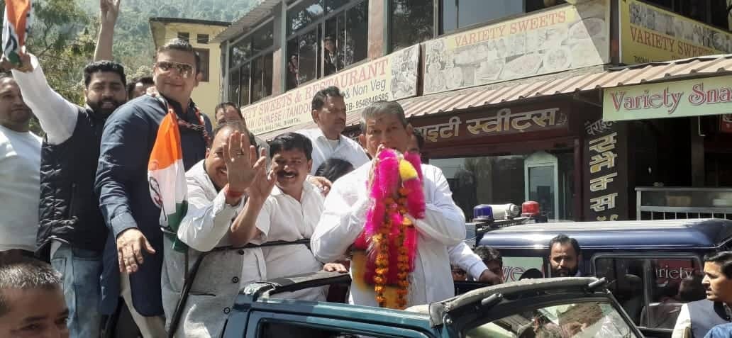Lok sabha elections 2019 congress candidate harish rawat play carrom during road show