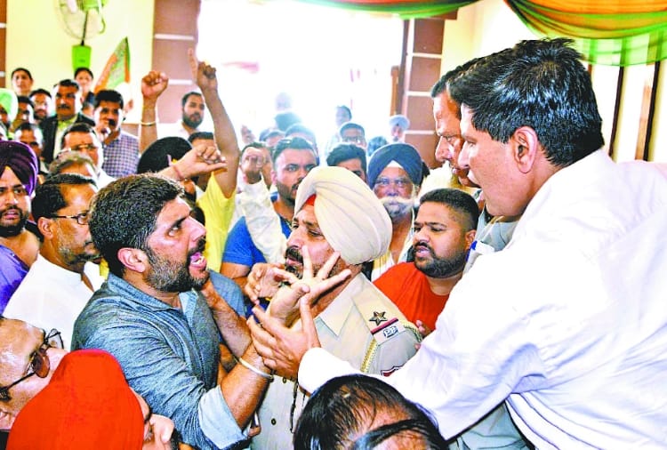 Lok sabha 2019, Clash between Malik-Joshi supporters at Vijay Sankalp rally in Amritsar
