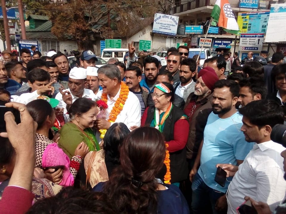 Lok sabha elections 2019 congress candidate harish rawat play carrom during road show