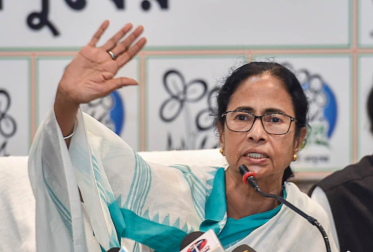 mamata banerjee was target by film producer ashok pandit