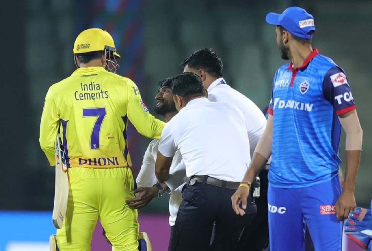 Crazy fans breached Security in Delhi to Got Blessing From MS Dhoni