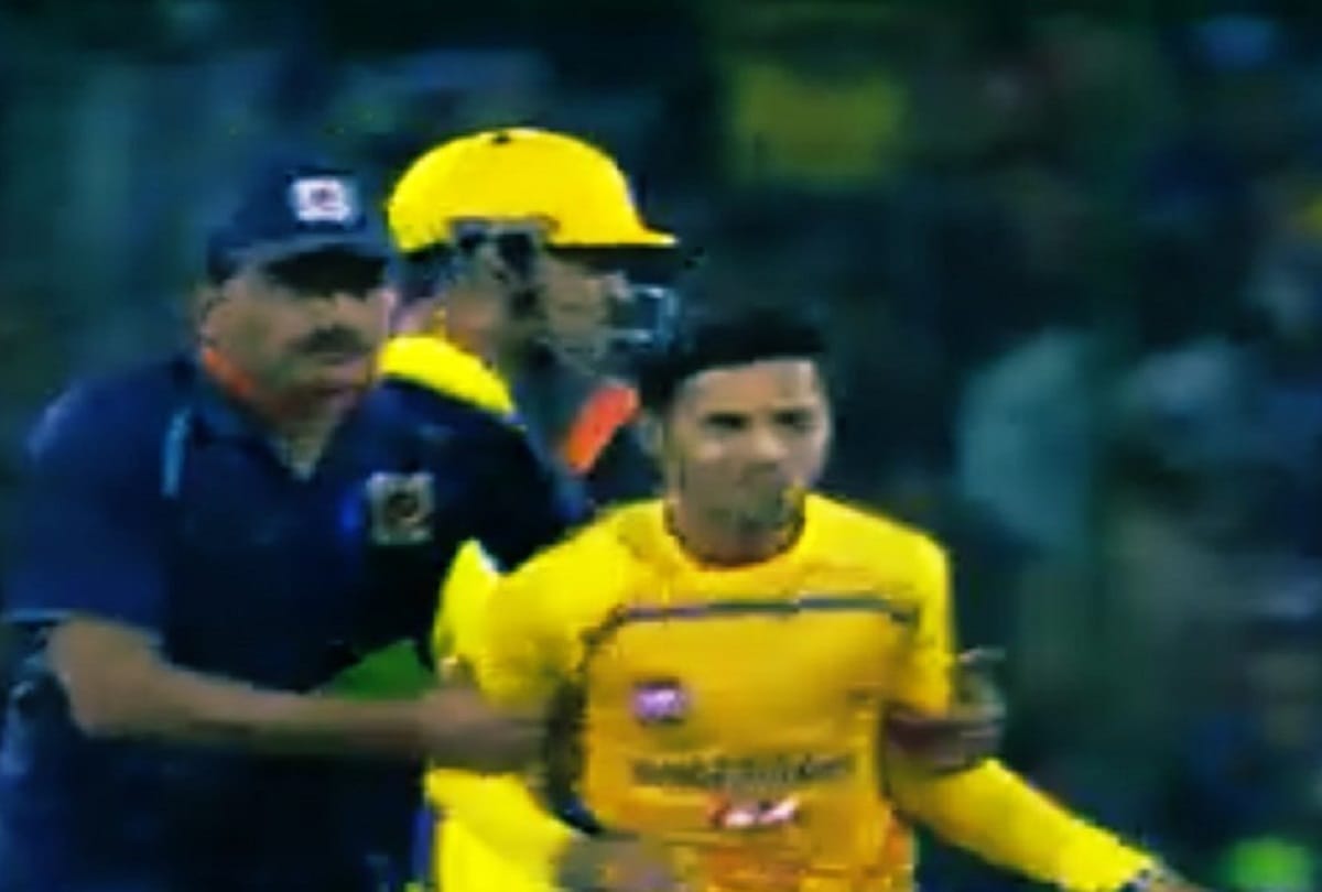 Crazy fans breached Security in Delhi to Got Blessing From MS Dhoni